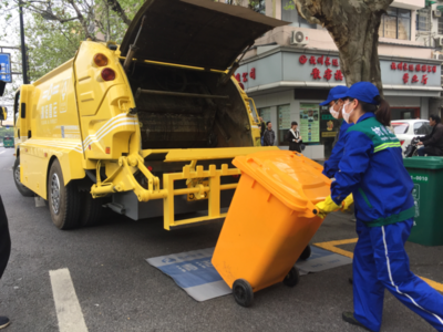 直運垃圾車圈內的“大黃”來了 首輛專運黃桶垃圾的黃色垃圾車在下城率先啟用